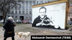 Санкт-Петербургдагы Алексей Навальныйдын сүрөтү түшүрүлгөн граффити, 28-апрель 2021-жыл. 
