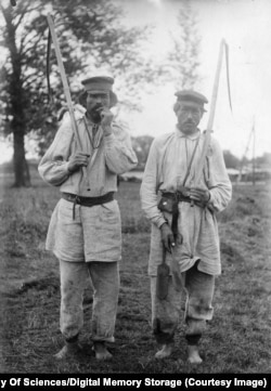 Неидентифицирани мъже - снимка от личния архив на украинския археолог Федор Вовк.