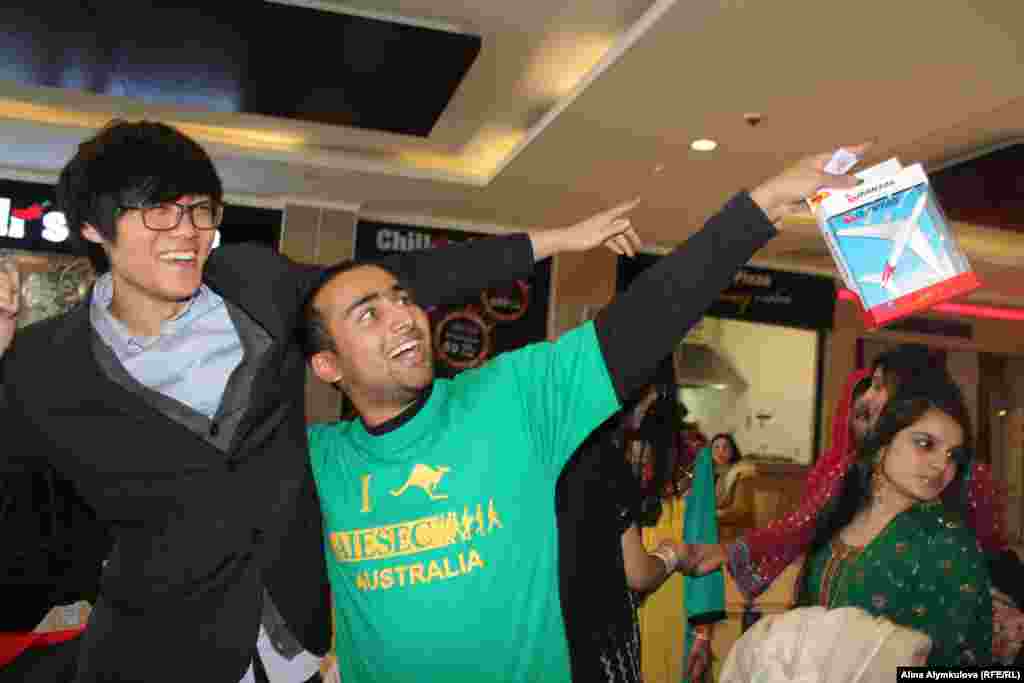 Жин - кореец,а Насыр - бангладешец. Оба они родились в Австралии, и на фестивале представляли ее.