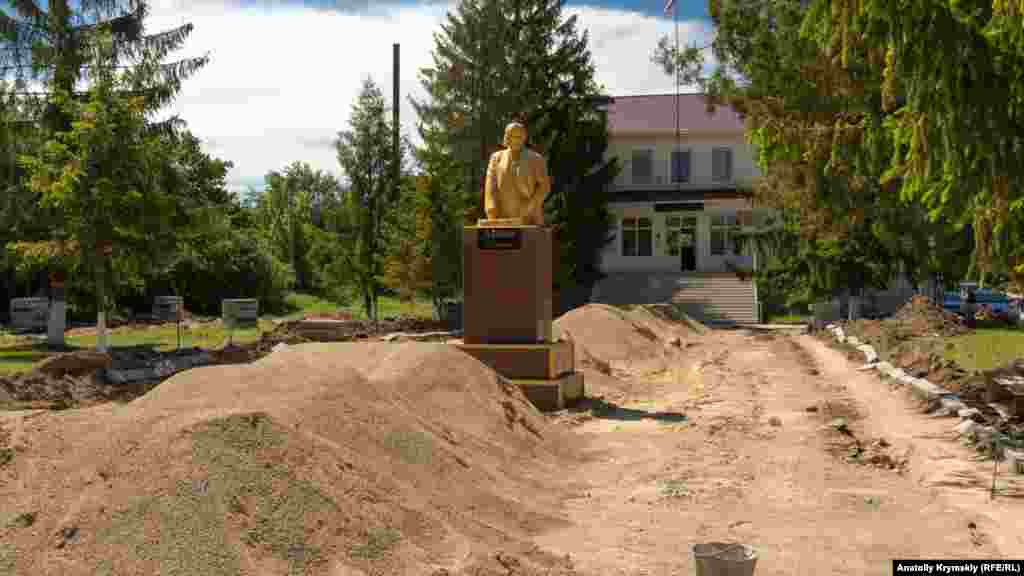 Пам'ятник Леніну перед будівлею селищної ради невідомі зруйнували в ніч на 24 лютого 2014 року. Від удару бетонна фігура розкололася, зникли голова і ліва рука. Через два місяці місцеві комуністи і російська влада селища відновили монумент