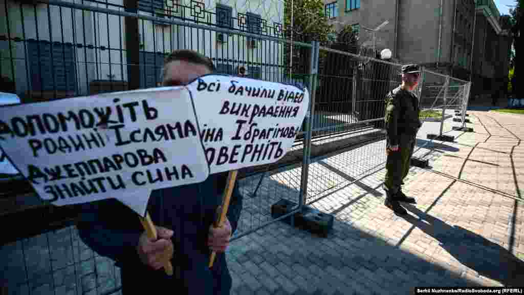 Levhalarda – Ervin İbragimov ve İslâm Cepparovnı tapmağa davet