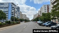 Strada pe care se află unul dintre blocurile în care au locuințe de serviciu angajații Ministerului de Justiție. În zonă, chiriile oscilează între 350 de euro pentru o garsonieră și 550 de euro, pentru un apartament cu trei camere.