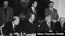 Прэм’ер-міністар Расеі Віктар Чарнамырдзін, Аляксандр Лукашэнка, сьпікер парлямэнту Беларусі Сямён Шарэцкі, старшыня Савета Федэрацыі Расеі Ягор Строеў размаўляюць у Менску 22 лістапада 1996 падчас урэгуляваньня крызісу, выкліканага рэфэрэндумам і імпічмэнтам Лукашэнку