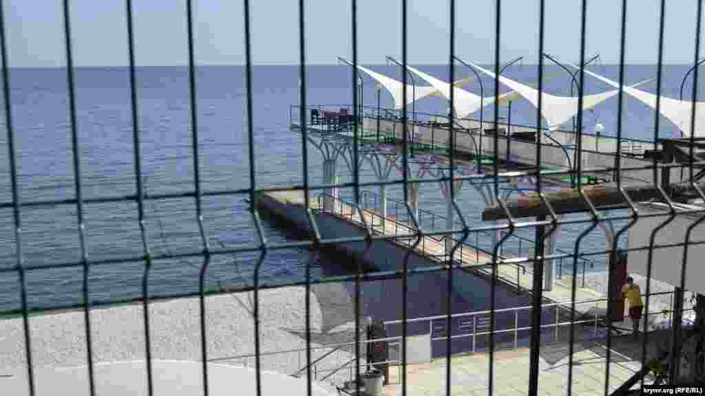 Рухаючись на схід від &laquo;Дельфіна&raquo;, ми проходимо ще один закритий пляж &ndash; військового санаторію &laquo;Ялта&raquo;, підвідомчого на сьогоднішній день Міноборони Росії. Він, як і пляж &laquo;Чорномор'я&raquo;, доступний тільки курортникам із санаторію