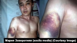 Бишкектеги №1 тергөө абагында отурган Эмилбек Кимсанов сабалды деген сүрөт. Сүрөт Кимсановдун аялы Мария Заворотняянын «Фейсбуктагы» баракчасынан алынды.