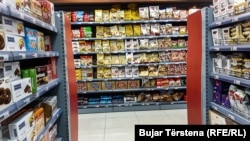 Produkte nga Kosova dhe vende të ndryshme të rajonit dhe BE-së, të espozuara në raftet e një dyqani ushqimor në Prishtinë.