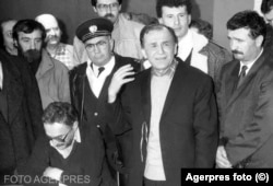 Ion Iliescu, fostul nomenclaturist comunist care a preluat puterea în decembrie 1989, vorbește poporului din studioul 4 al Televiziunii Române.