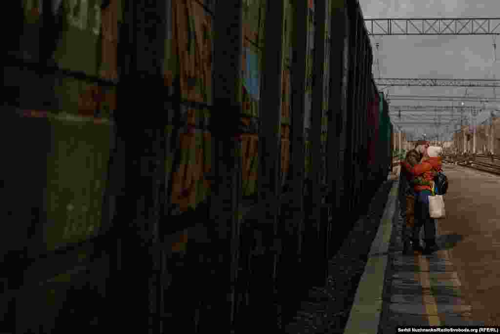 У апошнія месяцы Расея сыстэматычна атакуе чыгуначную інфраструктуру Ўкраіны, спрабуючы паралізаваць лягістыку, у тым ліку перавозку вайсковых грузаў.