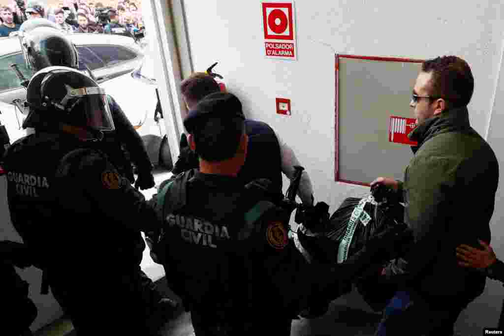 Civilna garda sprečava glasanje u mestu Sant Julia de Ramis u Kataloniji.