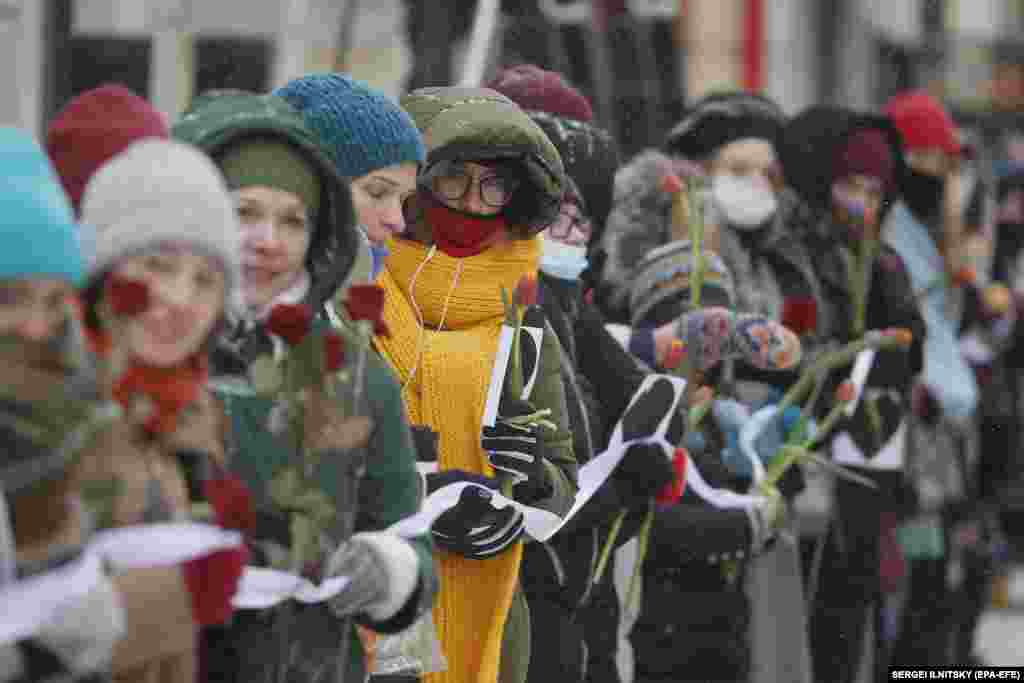 Жінки-опозиціонерки беруть участь в акції протесту на підтримку Навального та жінок-політв'язнів у День закоханих у Москві