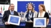 Edmundo Gonzalez Urrutia din Venezuela (stânga), președinta Parlamentului European Roberta Metsola (centru) și Ana Corina Sosa, fiica politicianului venezuelean Maria Corina Machado, pozează la Strasbourg după ce Urrutia și Machado au primit Premiul Saharov în decembrie 2024.