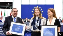 Venezuelanac Edmundo Gonzalez Urrutia (lijevo), predsednica Europskog parlamenta Roberta Metsola (u sredini) i Ana Corina Sosa, kći venezuelanske političarke Marije Corine Machado, u Strasbourgu nakon što su Urrutia i Machado nagrađeni nagradom Saharov u decembru 2024.