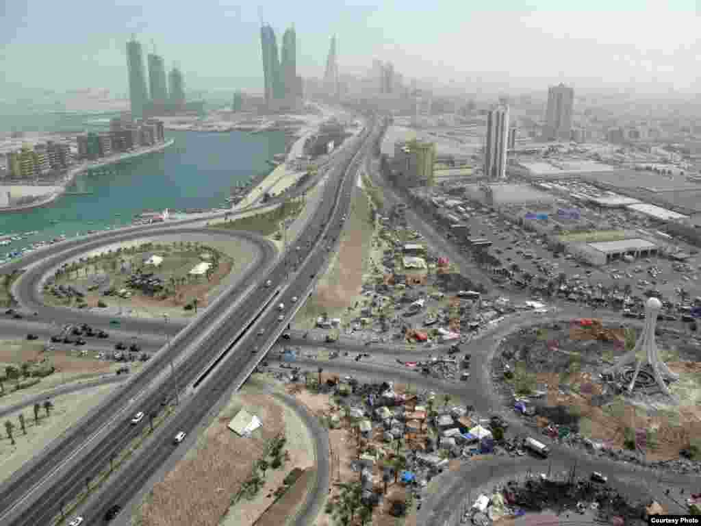 Бахрейн. Ордо шаар Манаманын көрүнүшү. 8-сүрөт. 17.3.2011. Nick. - 2011-жылдын 17-мартында (бейшембиде) Бахрейн падышалыгынын коопсуздук күчтөрү Манама шаарынын көчөлөрүн жана аянттарын көзөмөлдөөсүн улантты.  Алар шийи араптар басымдуулук кылган демонстранттарды 16-мартта күч менен таркаткан. Ишкер Ник “Азаттыкка” жиберген сүрөттөрдөн. Манама ш., Бахрейн. 17.03.2011. № 8-сүрөт.