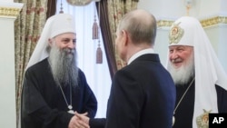 Kreu i Kishës Ortodokse Serbe, Porfirije (majtas), presidenti i Rusisë, Vladimir Putin, dhe kreu i Kishës Ortodokse Ruse, Kirilli, gjatë një takimi në Moskë, më 22 prill 2025.