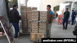 У продовольственного магазина, Ашхабад