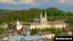 Місто Бучач, що на Тернопільщіні. Вигляд на комплекс Бучацького монастиря з церквою Воздвиження Чесного Хреста Господнього (1753–1770) і дзвіницею (1853) (ілюстраційне фото)