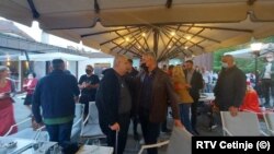 Црногорскиот претседател Мило Ѓукановиќ со црна маска, во Цетиње пред устоличувањто на Јоаникиј