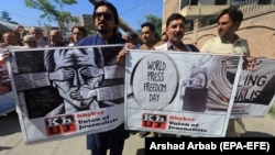 په پاکستان کې خبریالان د بیا ازادۍ لپاره د مظاهرې پر مهال. انځور- ارشیف