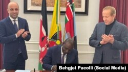 Bivši predsednik Kosova Bedžet Pacoli (desno) pored kenijskog predsednika Vilijama Ruta (u sredini), 26. mart 2025.