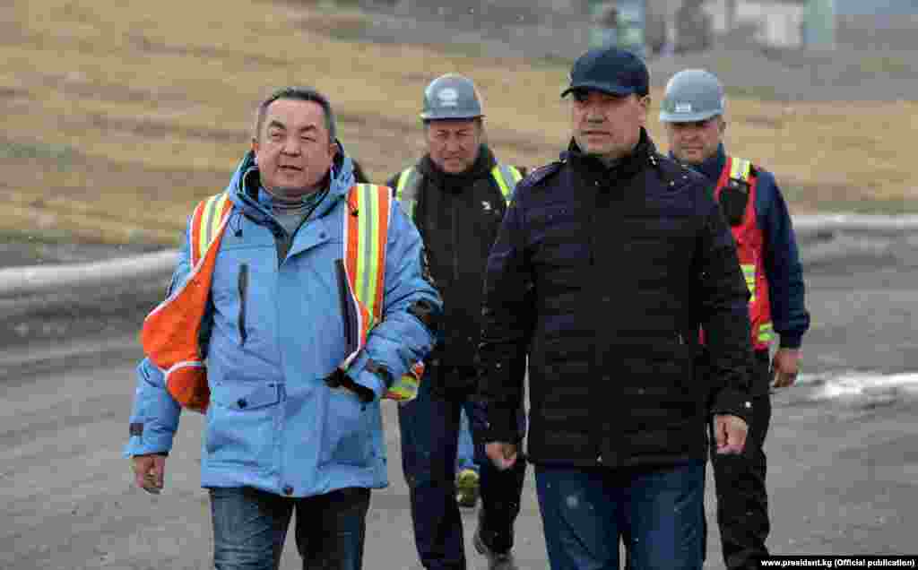 Президент Садыр Жапаров жана "Кумтөр Голддун" убактылуу тышкы башкаруучусу Тенгиз Бөлтүрүк.