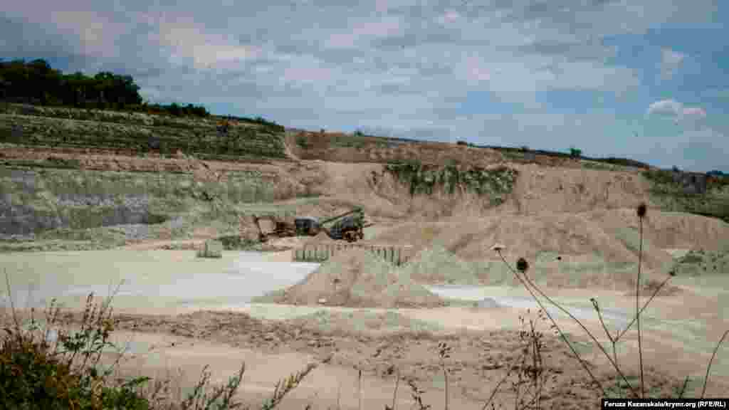 Біля кар'єра тік струмок, і після зняття чергового пласта породи робочі пошкодили його русло &ndash; так вода стала заповнювати кар'єр