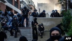 Polițiștii antirevoltă arestează protestatari în timpul ciocnirilor apărute la demonstrațiile de protest „Bloquons tout” („Să blocăm totul”). Toulouse, 10 septembrie 2025. 