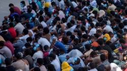 Мьянмада кулчулукка кабылган адамдар Мьянманын Мьявадди шаарындагы KK Park комплексинин ичинде кармалып турушат. 26-февраль, 2025-жыл.