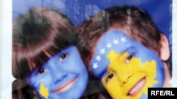 ბავშვებს სახეზე დახატული აქვთ კოსოვოს რუკა