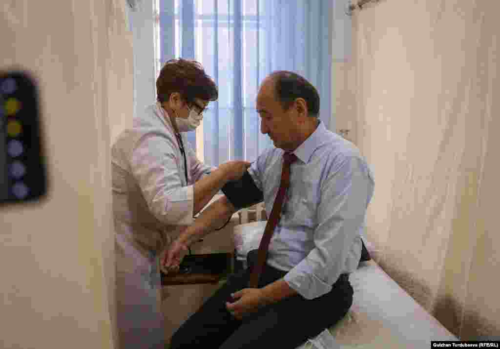 Алымкадыр Бейшеналиев ошондой эле маалымат жыйынында&nbsp;Орусиянын &laquo;Спутник V&raquo; вакцинасы Кыргызстанга май-июнь айларында келиши мүмкүн&nbsp;экенин айтты: &ldquo;Президент Садыр Жапаров Орусиянын президенти Владимир Путин менен жолукканда &laquo;Спутник V&raquo; вакцинасынын 500 миң дозасын алуу тууралуу сүйлөшүүлөр жүрдү&rdquo;. 