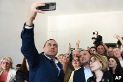 ვაშაძე ფოტოს იღებს თანამებრძოლებთან ერთად პარტიის ოფისში, სანამ მას დააკავებენ. 24 ივნისი, 2025 წელი