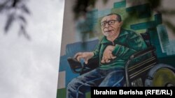 Një mural në Prishtinë për Faruk Kukajn, person që përdor karrocën për të lëvizur.