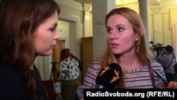 Депутатка Анна Скороход (праворуч) заявляє про політичне переслідування з боку «Слуги народу», лідер фракції Давид Арахамія це заперечує