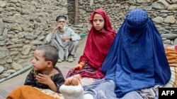 Organizațiile umanitare spun că fetele și femeile sunt afectate mai mult de urmările sinistrului, grație legilor discriminatorii și normelor patriarhale sprijinite de talibani.