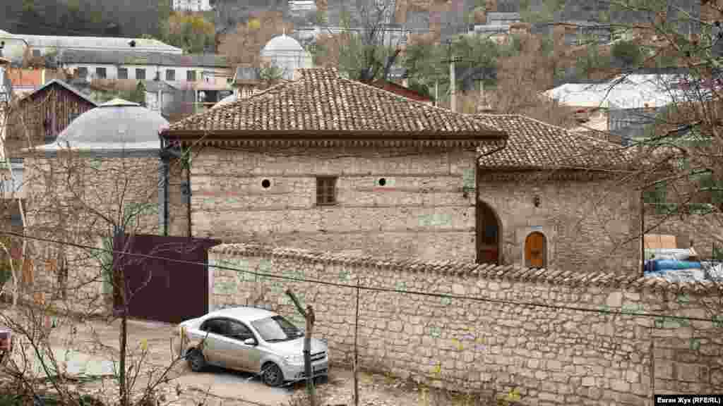 Sarı Güzel amamları 1532 senesi qurulğan ve saraynıñ eñ erte qayd etilgen inşaatları ola