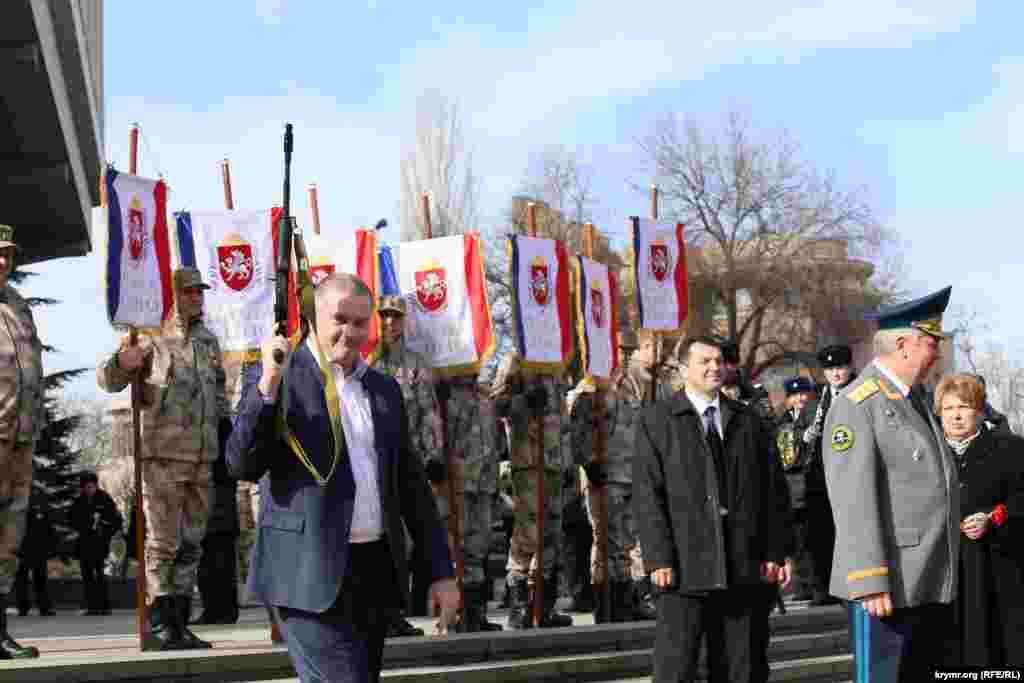Сергію Аксьонову та Михайлу Шеремету керівник Військово-спортивного союзу Калашникова генерал Євген Юр'єв вручив іменні макети автомата Калашникова
