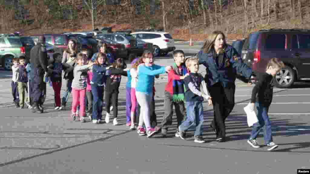 Полицейские выводят детей из школы