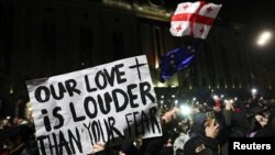 Բողոքի ցույց Թբիլիսիում՝ Եվրամիությանն անդամակցելու շուրջ բանակցությունները դադարեցնելու կառավարության որոշման դեմ, 8-ը դեկտեմբերի, 2024թ․