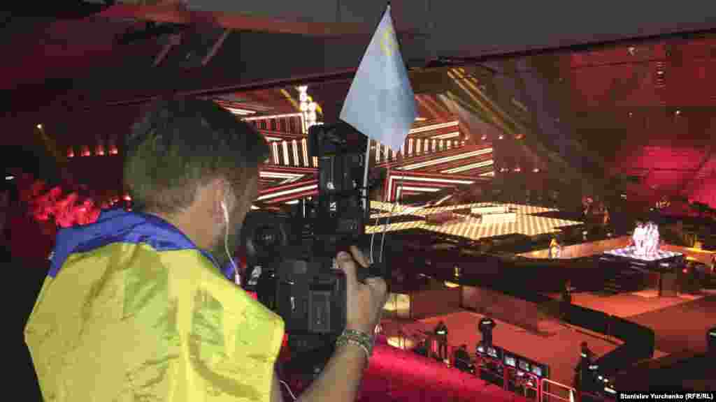 2016 senesi mayıs ayı. Stokgolmdeki &laquo;Eurovision&raquo; yır yarışında Ukrayınanı Jamala temsil etti. Qoranta ve qırımtatar halqınıñ facialı tarihını o, &laquo;1944&raquo; yırında tarif etti. Bu yır oña ğalebe ketirdi. Ancaq &laquo;Eurovision&raquo; reberligi qırımtatar bayrağını devlet bayrağı degil dep, yarış finalına ketirmege izin bermedi. Böylece qırımtatar bayrağı Rusiye qoltutqan &laquo;DNR&raquo; ve tanılmağan Pridnestrovye bayrağınen bir cedvelge kirsetildi &nbsp;