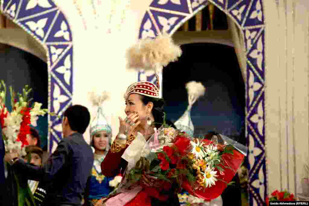 Жұрт "Қыз Жібек" бишілер тобының жетекшісі Замира Жиенбаеваға ризашылықтарын білдірді. &nbsp;