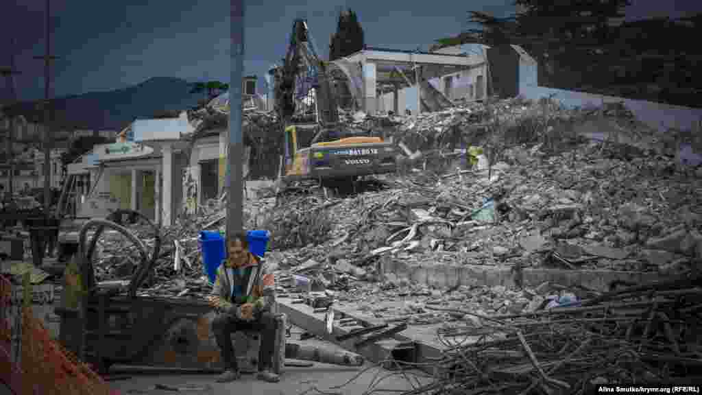 Підконтрольний Кремлю глава міської адміністрації Ялти Андрій Ростенко пояснював необхідність знесення планами зробити на цьому місці &laquo;майданчик для прогулянок у історичному стилі й відкрити вид на море&raquo;