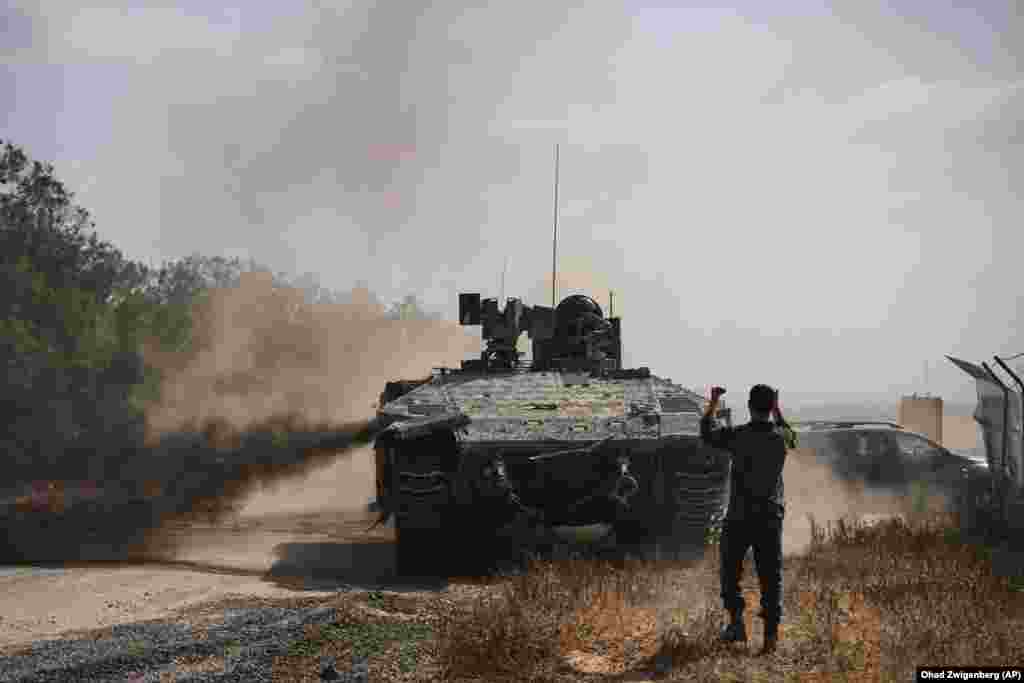 Forcat izraelite duke lëvizur përgjatë kufirit me Gazën, më 19 maj.