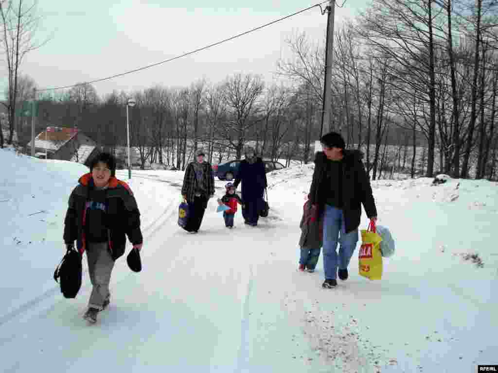 Нұрғалиевтер отбасы босқындар лагерінің қабылдау орталығына кірер алдында. Вышни Лхоты, 1 ақпан 2009 жыл.  - Нұрғалиевтер отбасы босқындар лагерінің қабылдау орталығына кірер алдында. Вышни Лхоты, 1 ақпан 2009 жыл. 