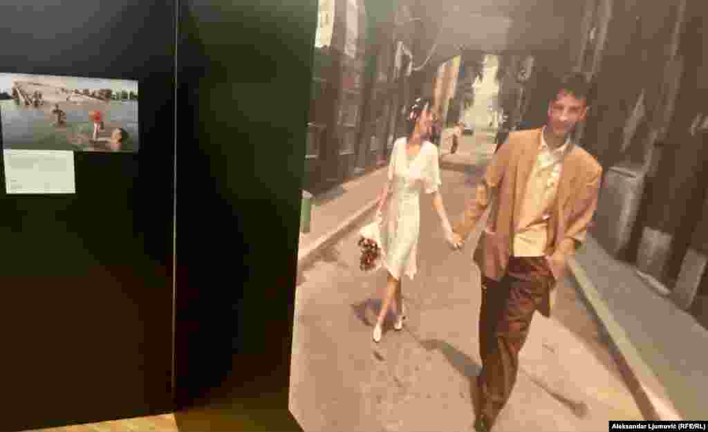 Sanela i Emir Klarić vjenčali su se u opkoljenom Sarajevu 1995. godine. Šetaju Kulovićevom ulicom, dok u pozadini stoje platna razapeta između zgrada kao štit od snajperskih napada.