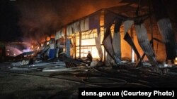 რუსული დრონებით შეტევის შედეგად განადგურებული საწარმო ხარკოვის ოლქში. 2025 წლის 28 მაისი