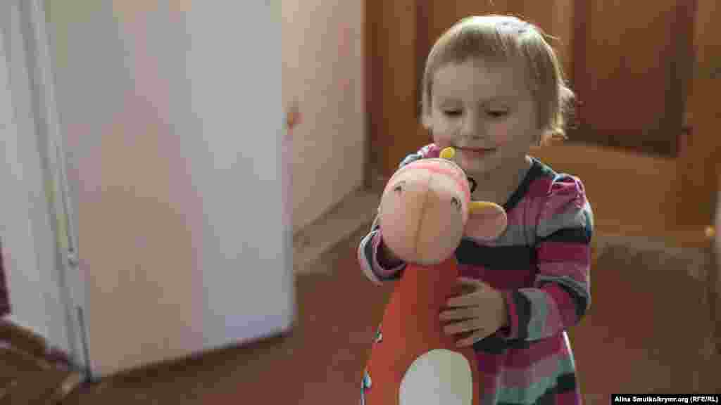 Аміра грається з жирафом, якого їй подарували члени організації &laquo;Наші діти&raquo; (&laquo;Бізім балалар&raquo;), які взяли під тимчасову фінансову опіку дітей кримських політв'язнів і зниклих безвісти кримчан