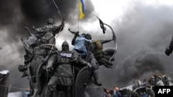 Ілюстраційне зображення. Пам'ятник засновникам Києва на майдані Незалежності під час Революції гідності. Київ, 20 лютого 2014 року