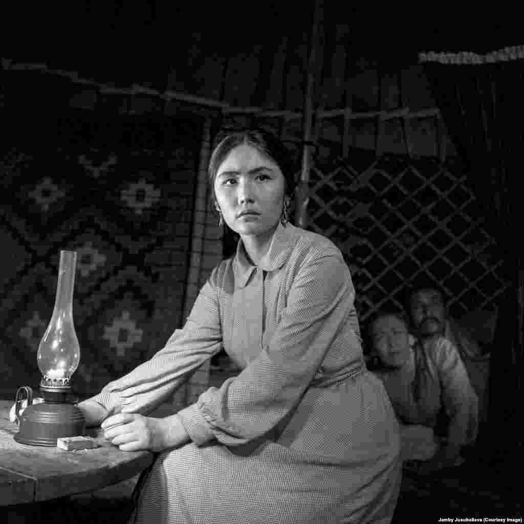 Клара Юсупжановага арналган көргөзмө "Жолборс жайлоодо эки уйду жарды" аталып, ага өнөр ээсинин кыргыз тасмаларында таберик болуп калган бир нече сүрөттөрү коюлду. Мындан сырткары маданий саамалыкта сүрөтчүлөр Белек Кошоев, Кубанычбек Ибраимов, Шайлоо Жекшенбаев, Бахрамжон Темиров жана Асейин уулу Молдокелердин эмгектери илинди. (Бул сүрөт кинорежиссер Лариса Шепитьконун "Зной" ("Аптап") тасмасынан, сүрөт К. Грязновго таандык)