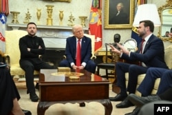 უკრაინის პრეზიდენტი ვოლოდიმირ ზელენსკი (მარცხნივ), აშშ-ს პრეზიდენტი დონალდ ტრამპი და აშშ-ს ვიცე პრეზიდენტი ჯეი დი ვენსი (მარჯვნივ) თეთრი სახლის ოვალურ კაბინეტში შეხვედრისას. ვაშინგტონი, 2025 წლის 28 თებერვალი