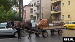 Сиромаштија и луксуз, запрежна кола на улиците на Скопје