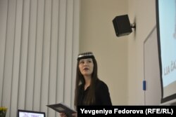 Лия на встрече в Карловом университете рассказывает про историю своего народа. Прага, 2025 год